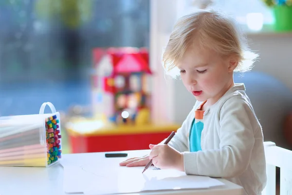 Kleines künstlerisches Mädchen zeichnet auf Papier — Stockfoto
