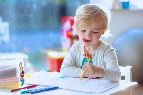 Mała dziewczynka Artystyczny rysunek na papierze — Zdjęcie stockowe
