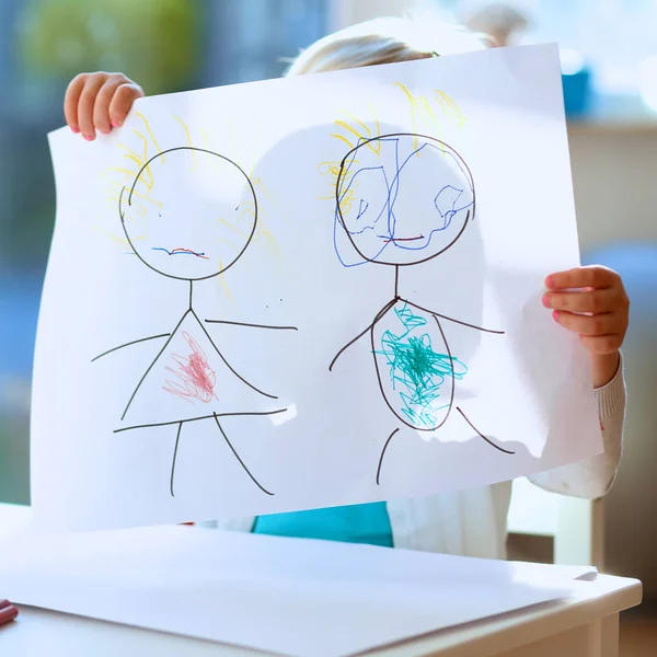 Niña artística dibujando en el papel —  Fotos de Stock