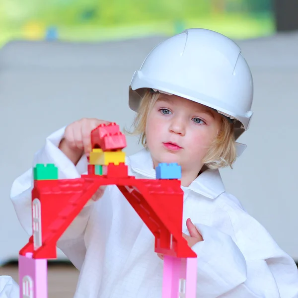 Linda niña preescolar jugando con bloques de construcción de plástico — Foto de Stock