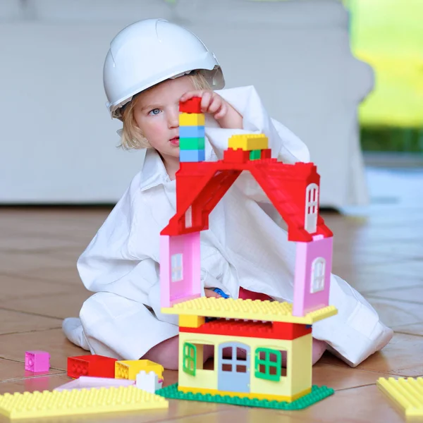 Cute preschooler girl playing with plastic building blocks — Stock Photo, Image