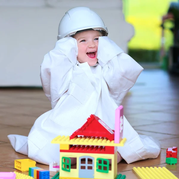 Preschooler χαριτωμένο κορίτσι παίζει με πλαστικό δομικά στοιχεία — Φωτογραφία Αρχείου