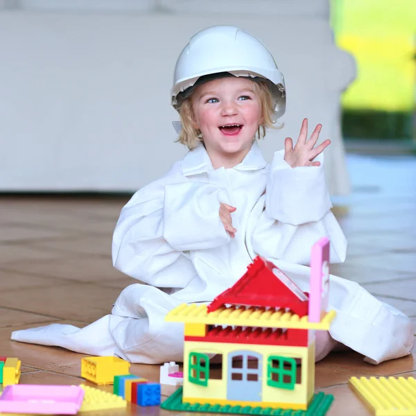 Carino bambino in età prescolare giocare con mattoni di plastica — Foto Stock