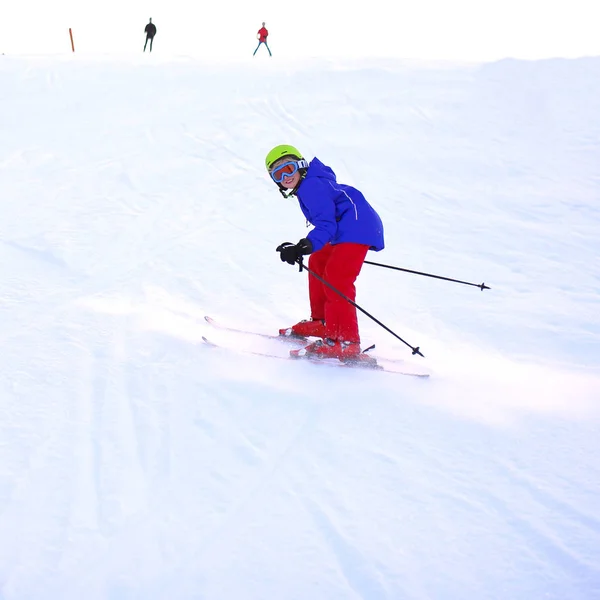 Sportlicher Junge beim Skifahren in den Bergen — Stockfoto