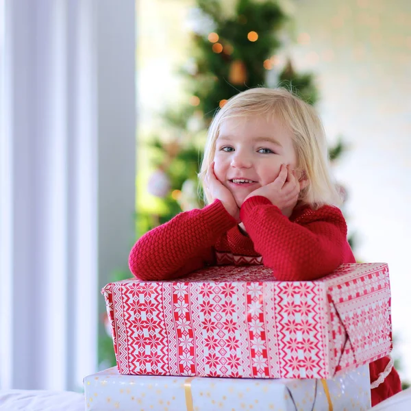 Meisje met geschenken dozen — Stockfoto