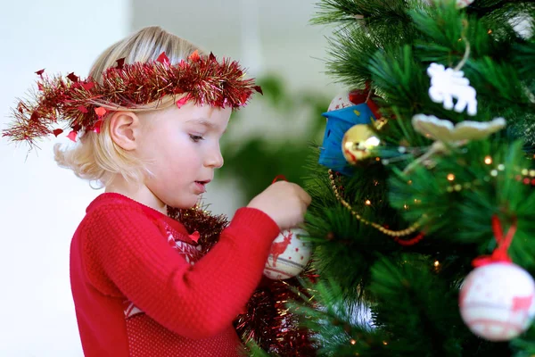 Girl decorating christmas tree — Stock Photo, Image