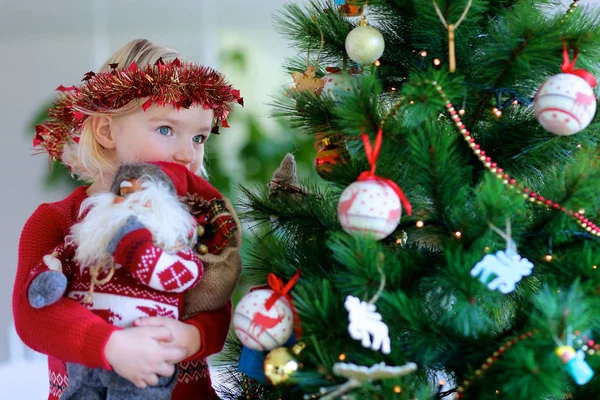 Chica decorando árbol de Navidad — Foto de Stock