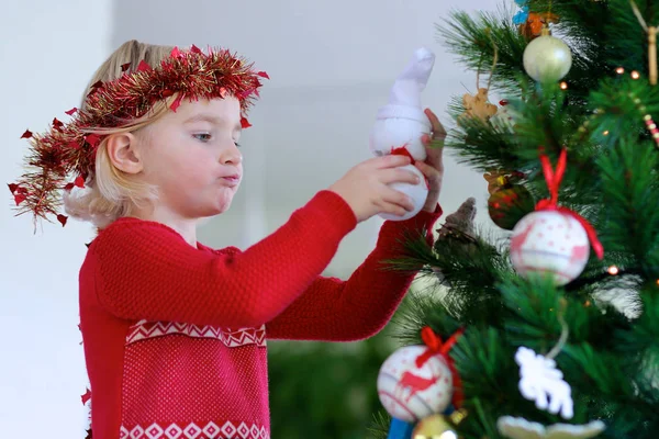 Girl decorating christmas tree — Stock Photo, Image