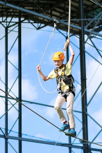 Een jongen klimmen in een avonturenpark — Stockfoto