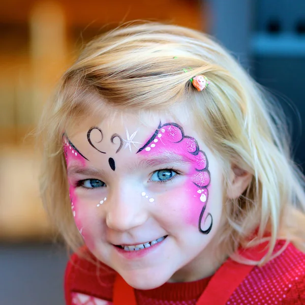 Konstnärliga ansiktsmålning för små barn — Stockfoto