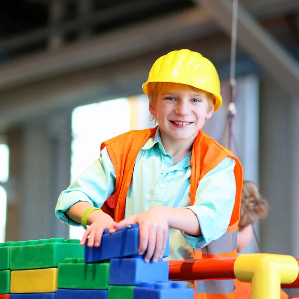 School boy playing with big building bricks — Stock Photo, Image