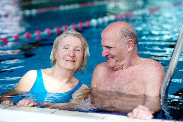 Personas mayores activas nadando en la piscina — Foto de Stock