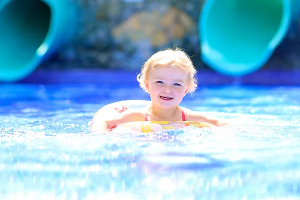 Klein kind genieten van het zwembad in de zomer — Stockfoto