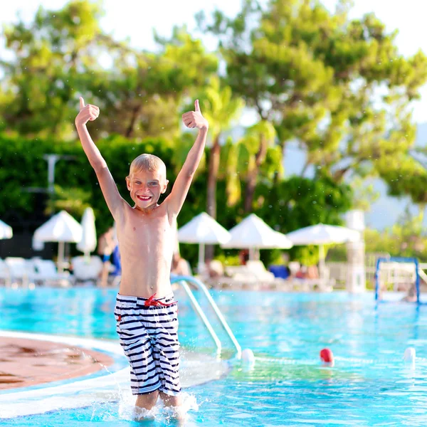 Felice ragazzo che salta in piscina — Foto Stock