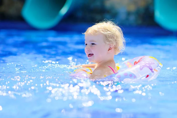 Pequeño niño disfrutando de la piscina en verano — Foto de Stock