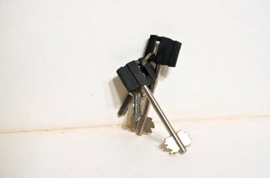 demet-in anahtar taşı yanında beyaz duvar