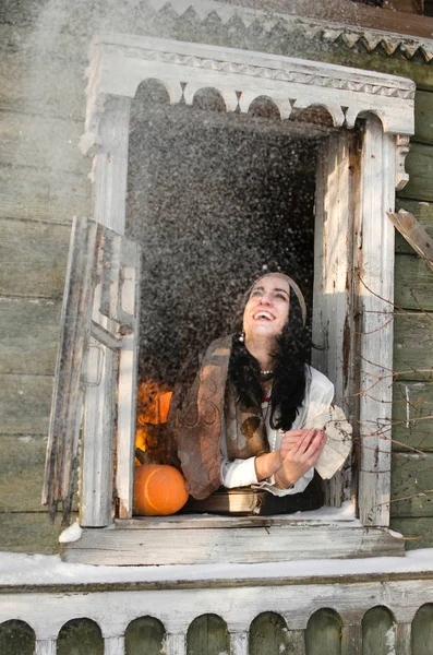 Gypsy Woman Med Kort Skrattar Tittar Genom Fönstret Snön — Stockfoto