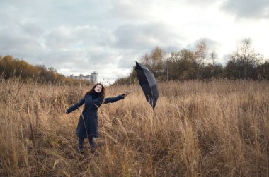 şemsiye kadınların elinden Rüzgar ortaya çıkarır
