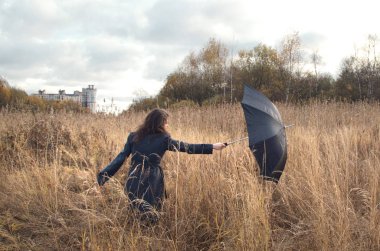 şemsiye kadınların elinden Rüzgar ortaya çıkarır