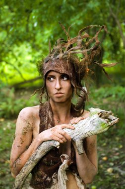 Eski bahçe içinde orman perisi