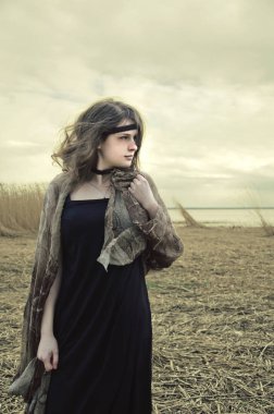 Bataklık alan genç cadı