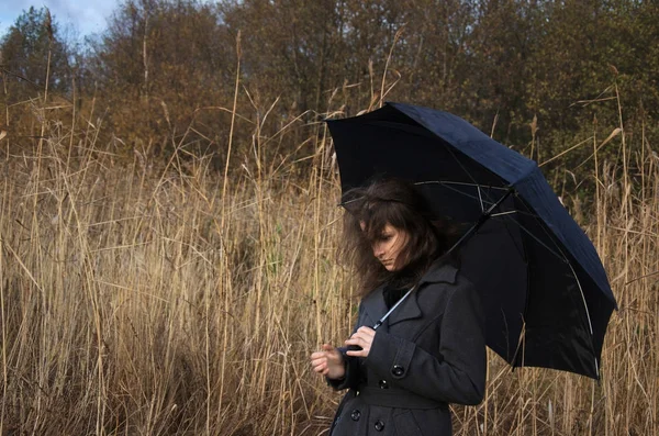 Mujer Escondida Bajo Paraguas Del Mal Tiempo — Foto de Stock