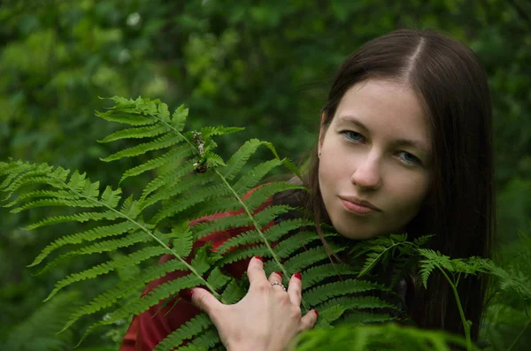 Jeune Femme Étreignant Des Feuilles Fougère Dans Forêt — Photo