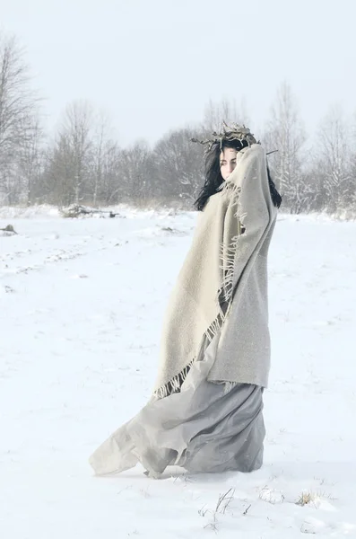 Mujer Traje Bruja Hielo Está Escondiendo Chal Lana Del Viento — Foto de Stock