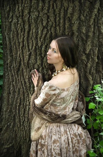 Frau Vintage Kleid Steht Neben Dem Alten Baum — Stockfoto