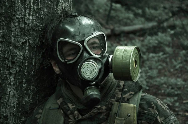 Soldat Dans Masque Gaz Dans Une Forêt Humide — Photo