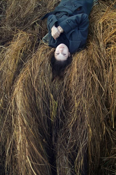 Jonge Vrouw Rusten Een Gebied Van Herfst Gras — Stockfoto