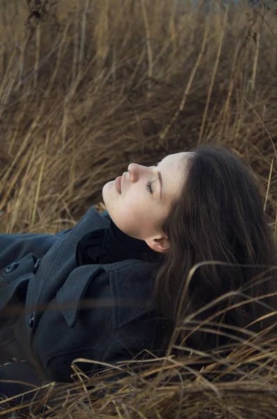 Молодая Женщина Отдыхает Поле Осенней Травы — стоковое фото