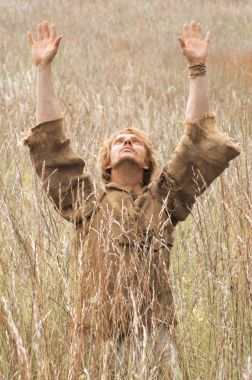 adam bir alanda yüksek çimen, ortaçağ yolu