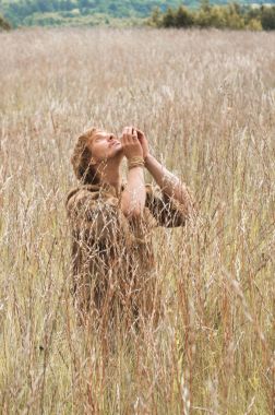 adam bir alanda yüksek çimen, ortaçağ yolu