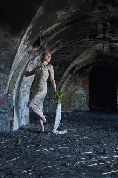 Vrouw Korte Jurk Bruiloft Een Oud Kasteel — Stockfoto