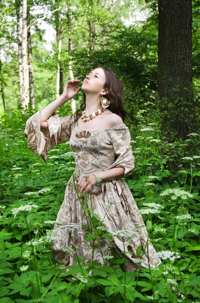 自由奔放に生きるスタイルのドレスの若い女性 — ストック写真