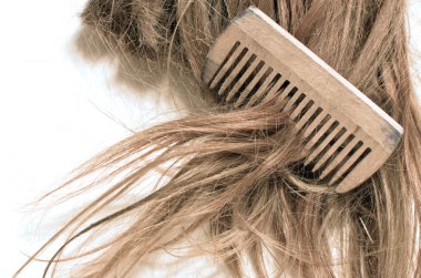 saç ve beyaz zemin üzerine tarak