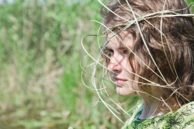 Kız bir çelenk otlar