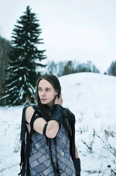 Hombre Traje Elfo Hielo Alrededor Colina Que Crece Enorme Abeto — Foto de Stock