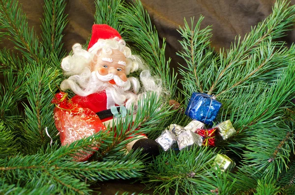 Santa Met Veel Van Giften Van Kerstmis Achtergrond Van Naaldhout — Stockfoto