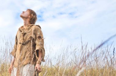 adam bir ortaçağ köylü olarak alanını giyinmiş.