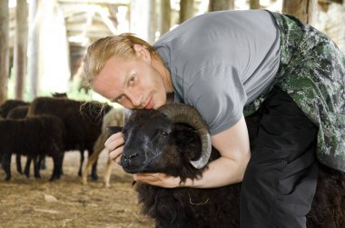 adam siyah koyun çiftlikte hugs.