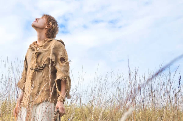 adam bir ortaçağ köylü olarak alanını giyinmiş.