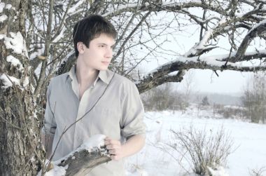 adam bir karla kaplı ağaç eski bahçeli, ince gömlek ayakta