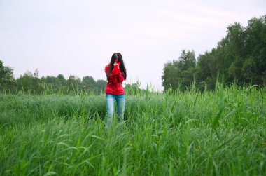 bataklığın ortasında kapalı yüz standları ile kız