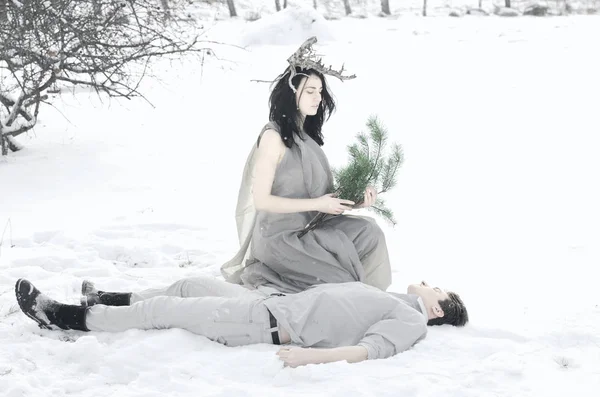 Vrouw Een Man Een Besneeuwde Woestenij — Stockfoto