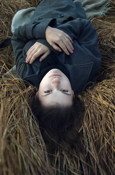 Молодая Женщина Лежит Сухой Осенней Траве — стоковое фото