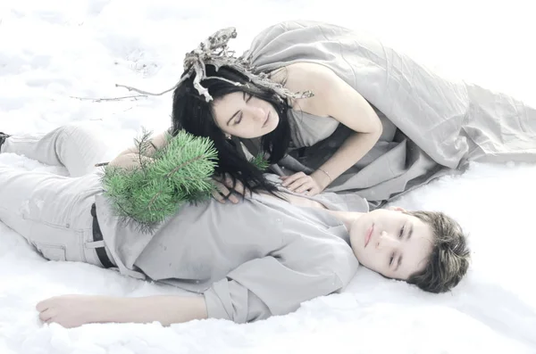 女人和男人在雪地里的荒地上 — 图库照片