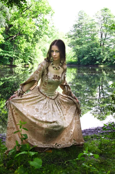 Jeune Femme Dans Les Arcs Vintage Sur Rivage Étang — Photo