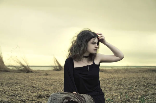 秋の沼を歩く若い婦人の肖像 — ストック写真